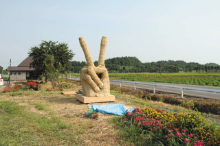 Illustration for article titled Japan's Straw Beasts Are Huge, Wonderful, and Highly Flammable